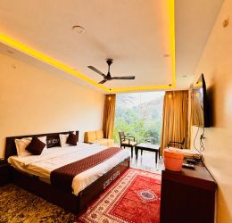 Heritage Suite - Historic chambers with royal artifacts