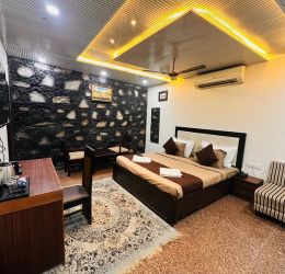 Honeymoon Suite - Romantic setting with private terrace